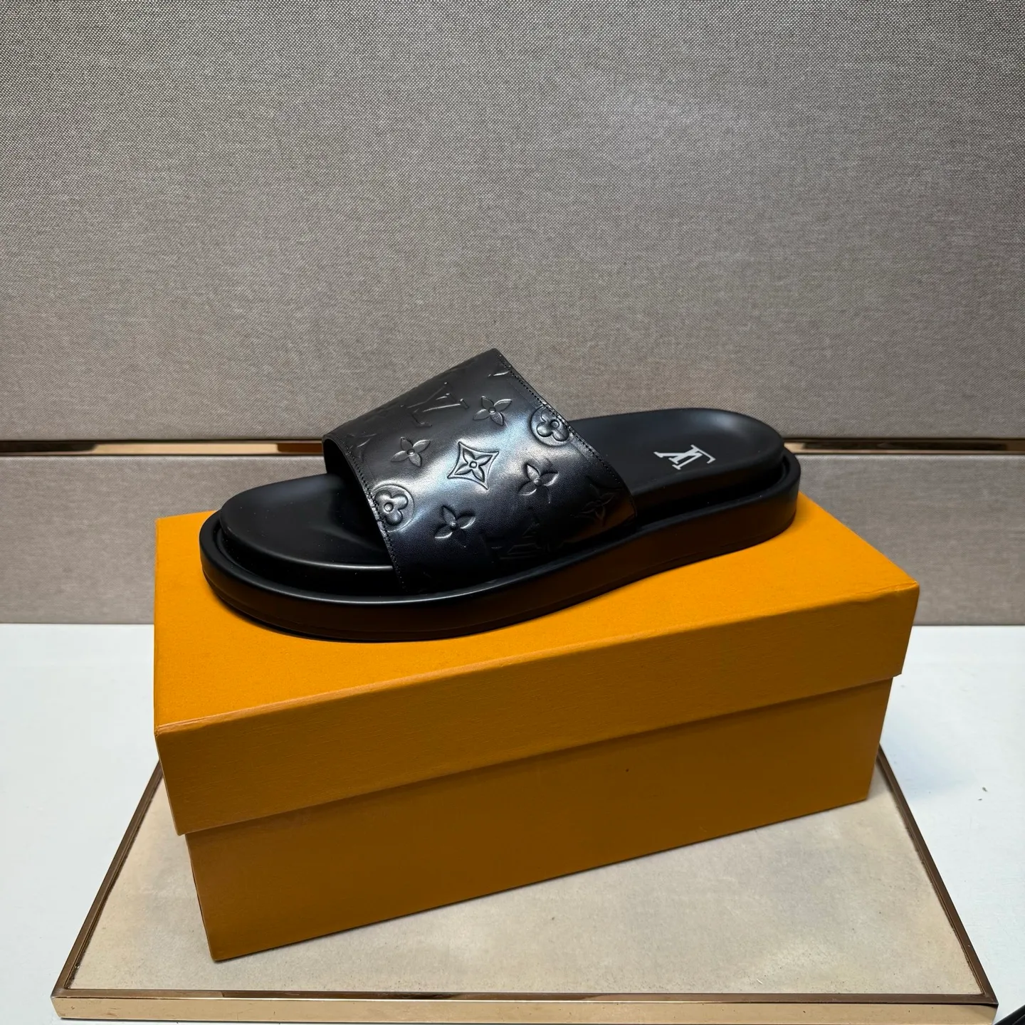 ⬛️Men's shoes 💰p400 [LV～] Men's casual slippers 2025z cabinet sales simultaneously 🔶Size: 39-44#️⃣ 🔷4 colors🔜The upper is made of cowhide stitching➕Genuine leather lining, comfortable and breathable, sole: original comfortable and wear-resistant outsole, ⚠️Real 📱Photographed🎬The real thing is better📢📢📢